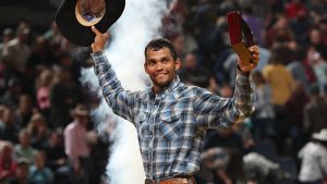 Alan de Souza comemora ao vencer etapa premier da PBR em Minneapolis