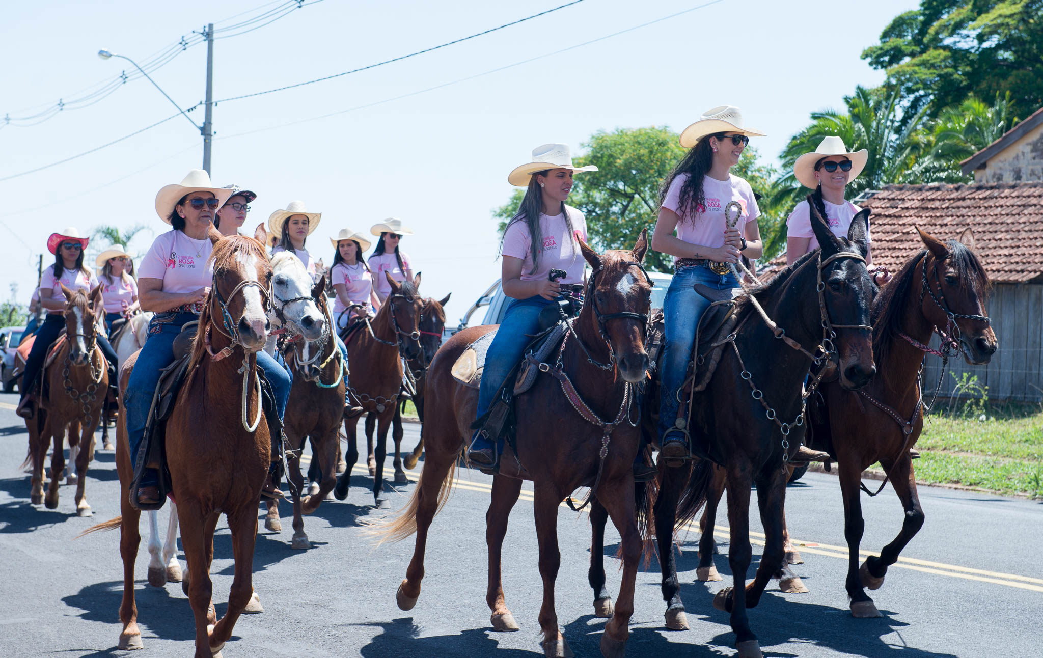 2ª Cavalgada Rosa reúne mais de 120 mulheres em Botucatu