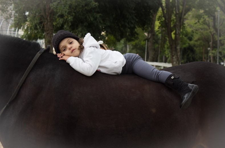 Relação da criança com o cavalo é estreitada com a equitação lúdica