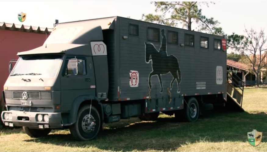 O caminhão para transportar seu cavalo