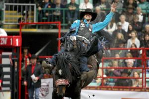 Cole Goodine entra para a história como campeão de circuito da PRCA