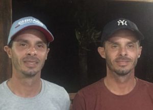 Irmãos gêmeos sempre juntos com os cavalos