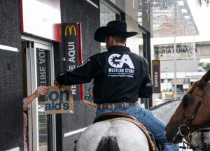 Foto de rapaz a cavalo em drive-thru de rede de fast food viraliza na internet