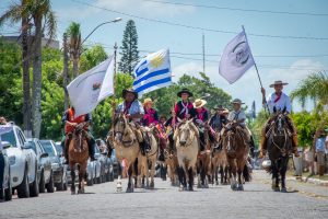 Bandeira da Inclusão de Ouro é carregada na Cavalgada da Costa Doce