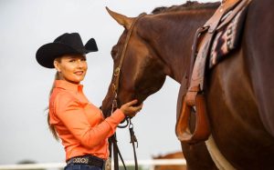 Angela Fox, bicampeã mundial, equilibra provas com maternidade