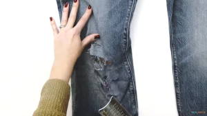 DIY que irá transformar aquele seu jeans velho