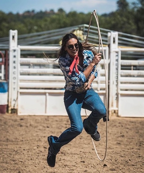 Brandi Phillips é uma das estrelas de Trick Riding Ao longo de sua carreira no entretenimento western, a profissional se destaca apresentando trick riding e ainda rope riding