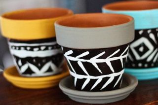 Vasos em cerâmica pintados ao estilo western Está aí algo que pode ser um bom passatempo para sua quarentena