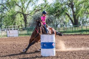 Maria Clara Danelli Coelho participa de seu primeiro rodeio