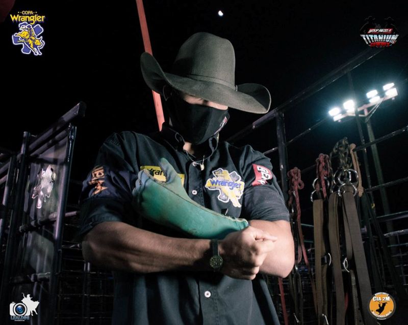 Ekip Rozeta realizou Titanium Cowboy com sucesso Campeonato fez um rodeio solidário, transmitido online, e arrecadou doações em evento histórico