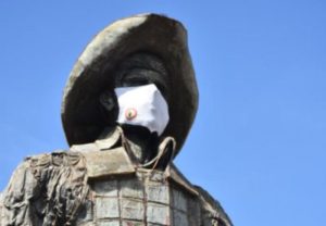 Monumento do Parque do Peão em Barretos ganha máscara de proteção