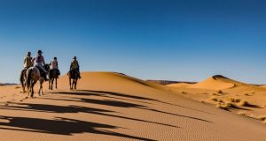 Cavalgadas em meio ao infinito branco da areia do deserto