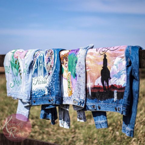 Artista autodidata transforma jaquetas jeans em obras de arte