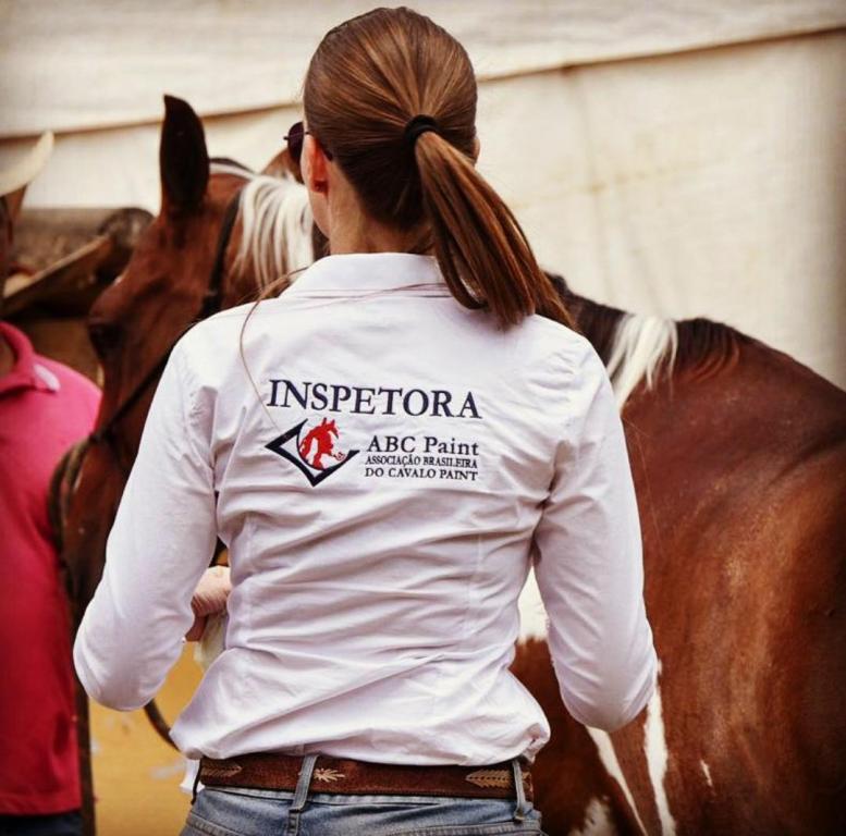 Micheline Carvalho atua com bem-estar animal no esporte equestre Formada em Zootecnia, ela é uma das mulheres que trabalham zelando pelos cuidados com cavalos e bois no esporte