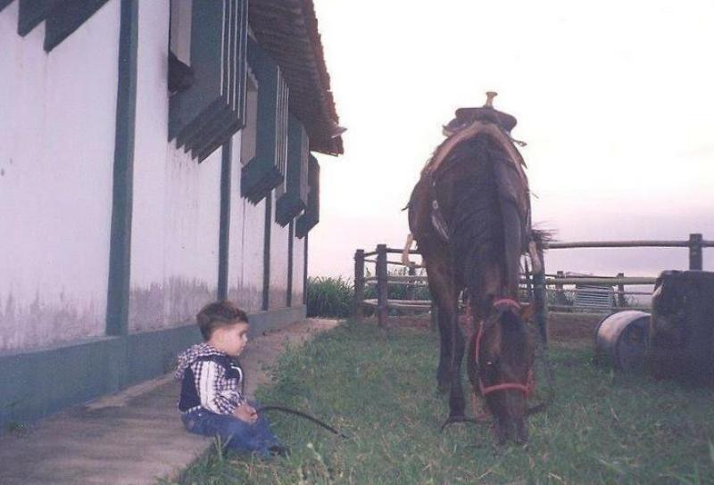 Nando Moraes exerce sua paixão pelos cavalos agora através da fotografia Nascido e criado em meios aos cavalos, o publicitário e fotógrafo também já foi competidor das modalidades Seis Balizas e Três Tambores