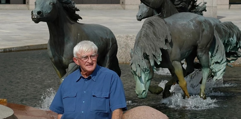 Escultura de cavalos mustangs sugere que estão correndo sobre a água. Obra feita em bronze fica na região de Dallas, Texas, e a arte é de Robert Glen