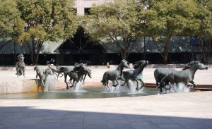 Escultura de cavalos mustangs sugere que estão correndo sobre a água