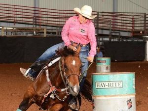 Brasileira Keyla Polizello vence rodeio em Glen Rose, Texas