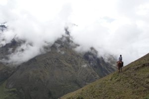 Cavalgada em Machu Picchu sob os olhos de Gloria Schöenburg