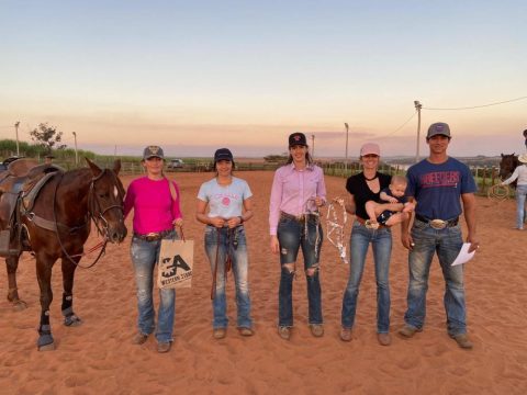 Laçadoras de Breakaway Roping ‘afiam’ suas cordas durante curso