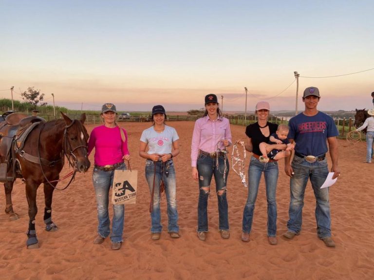 Laçadoras de Breakaway Roping ‘afiam’ suas cordas durante curso