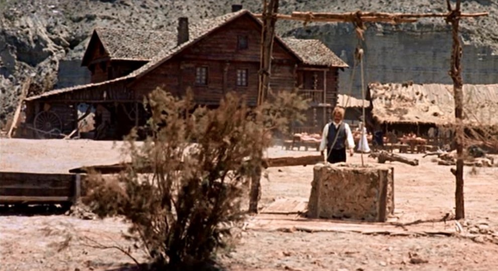 Se você está em busca intrigas e foras da lei assista Once Upon a Time in the West, um filme italiano de 1968, um épico de Spaghetti Western