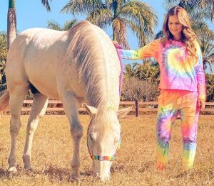 Tie Dye está de volta e te leva com tudo para os anos 70