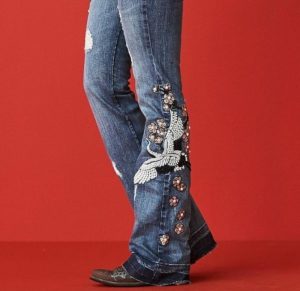 Bordados manuais transformam peças jeans em obras de arte