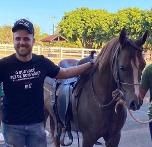 Cantor sertanejo Zé Neto visita tradicional criatório de cavalos Árabe