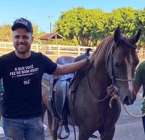 Cantor sertanejo Zé Neto visita tradicional criatório de cavalos Árabe