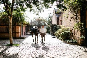 Flávia de Oliveira Ramos usa os cavalos como base para sua profissão