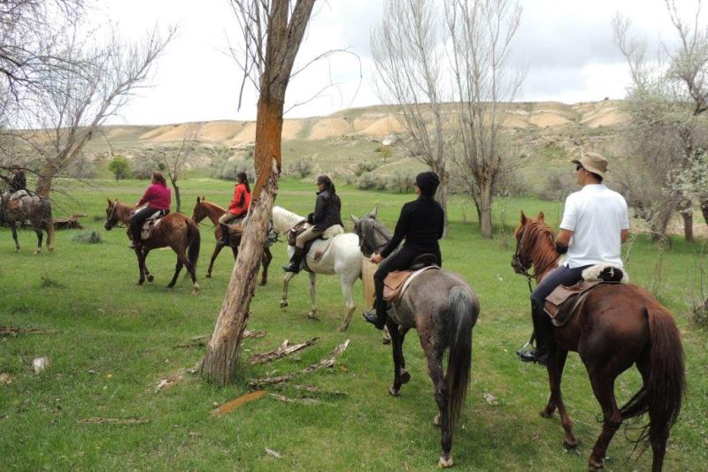 Paulo Junqueira, do Cavalgadas Brasil, e Gloria Schöenburg, contam sobre a viagem a a cavalo feita pela agência a Capadócia