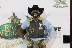 Mineiro é campeão do rodeio ao vivo online em Rio Verde