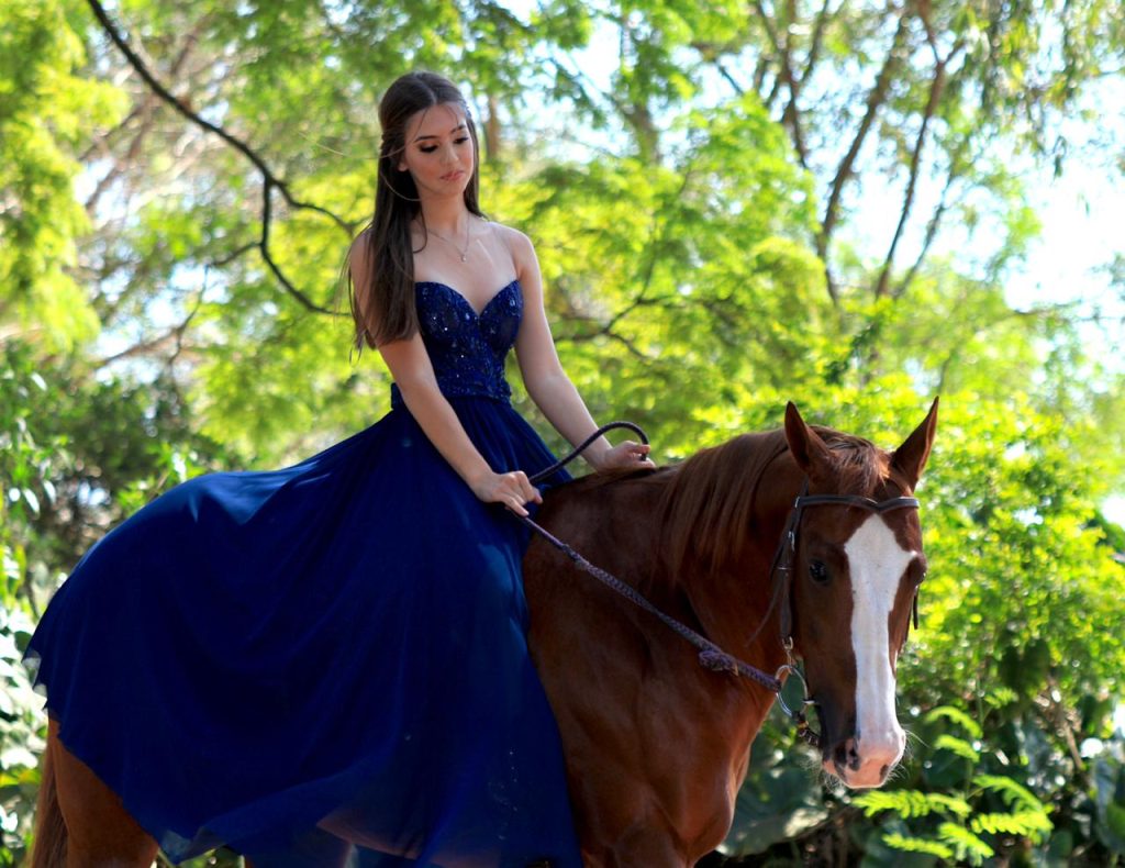 Ensaio fotográfico realça a feminilidade das mulheres do meio do cavalo