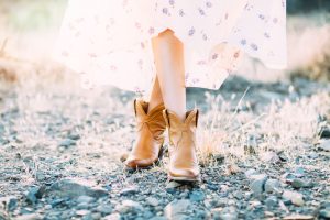 Vestidos florais com botas dão um charme no look da cowgirl