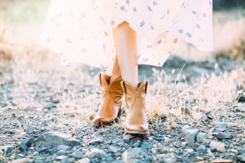 Vestidos florais com botas dão um charme no look da cowgirl
