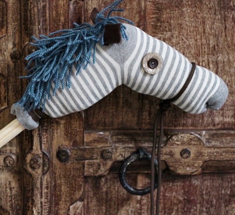 O cavalo de pau nada mais é do que um brinquedo com uma cabeça de cavalo presa a um pedaço de madeira, que surgiu no Brasil 
