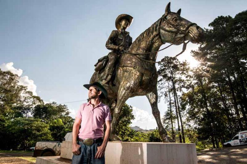 Com Bruiser, Filipe Masetti Leite viajou 16 mil quilômetros do Canadá até o Brasil; o cavalo morreu de cólica essa semana em São Paulo