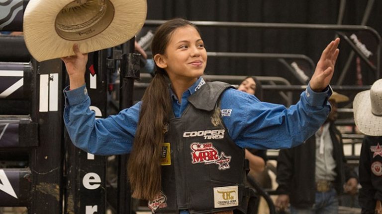 Garota de 14 anos é a única menina na final da Miniature Bull Riders