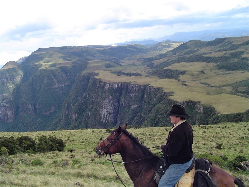 Paulo Junqueira conta em sua coluna da semana mais uma expedição que fez a cavalo ao lado de amigos,; dessa vez o Campo dos Padres, em SC