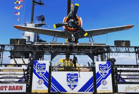 PBR realiza rodeio inédito solidário em um porta-aviões no Texas