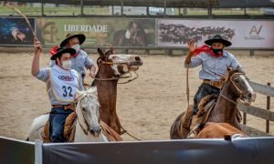 Trios campeões sobem ao pódio da Campereada Team Penning 2020