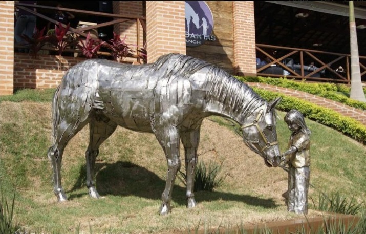 Com ateliê na região de campinas, Zê Vasconcellos traduz em cavalos de aço e metal sua paixão pela arte e pelo campo; obras símbolos rurais