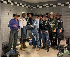 Fabiano Vieira sofreu gravíssimo acidente em julho alegrou fãs e amigos ao aparecer bem nos bastidores da PBR World Finals