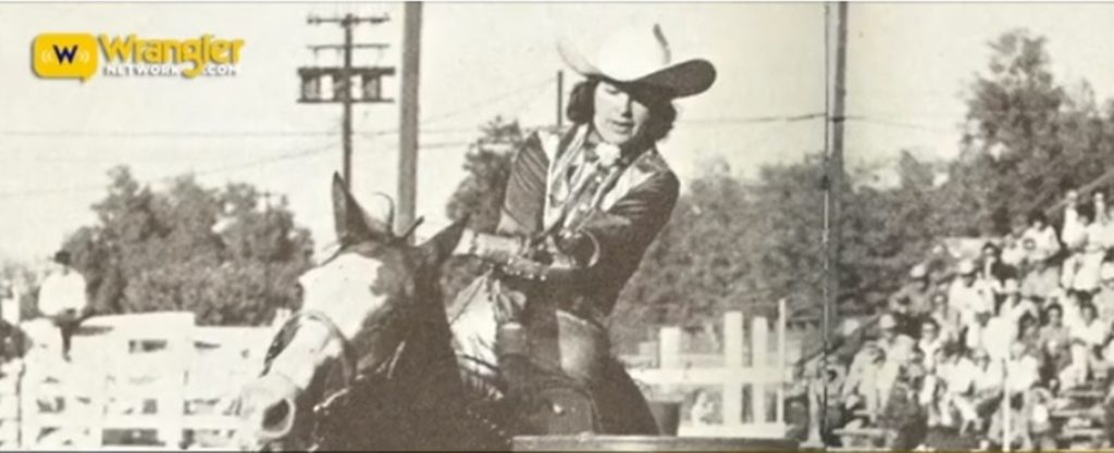 Com uma doença grave quando criança, desacreditada pelos médicos, Jane Mayo foi salva quando o pai comprou um cavalo para ela montar