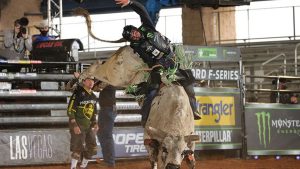 Brasileiro Marco Eguche supera touro ‘famoso’ da PBR