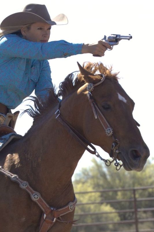 Kenda Lenseigne é campeã de Mounted Shooting, um esporte equestre que envolve um cavaleiro e seu cavalo e ainda um padrão de tiro