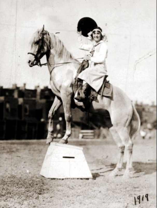 Em 1929, Bonnie McCarroll era uma cowgirl superstar que morreu após um acidente durante uma montaria na arena de Pendleton; isso mudou tudo