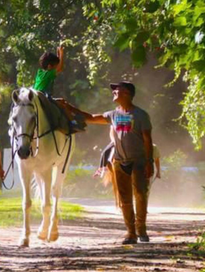 Fisioterapeuta e ex-jogador de vôlei, trabalhar com cavalos é a realização de Fernando com hipoterapia atendendo pacientes de todas as idades