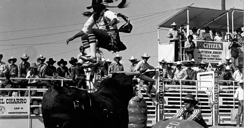 Algumas fontes mostram vaqueiros marcando bezerros em 1888. Muitos eventos de rodeio foram baseados nas tarefas exigidas pela pecuária